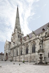 Widok na Cathedrale Saint Lazare d