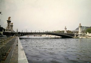 Widok na most Aleksandra III, zbudowany przez inżynierów Louisa-Jeana Resala (1854-1920) i Amedee Alby (1862-1942) na Targi Światowe 1900, 1897-1900 autorstwa French School