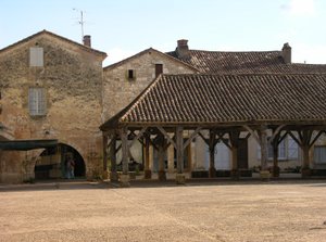 Widok na zadaszony rynek we wsi autorstwa French School