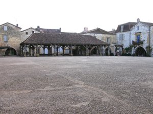Widok na zadaszony rynek we wsi autorstwa French School