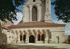Widok na ganek wejściowy opactwa cysterskiego, wybudowany 1140-60 autorstwa French School