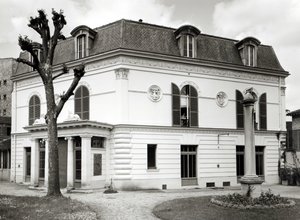 Widok fasady Biblioteki Marmottan z ogrodu, zbudowanej w latach 1880-1921 autorstwa French School