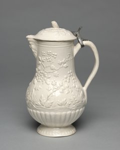 Dzbanek na wodę, wyprodukowany przez fabrykę Pont-aux-Choux, ok. 1770 autorstwa French School