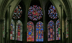 Okno w100 przedstawiające widok na okna clerestory na wschodnim krańcu chóru katedry autorstwa French School