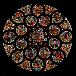 Okno w108 przedstawiające Nowe Przymierze: na górze jest Chrystus (Alfa i Omega), następnie cztery symbole Ewangelistów tworzące kwadrat, dwie Cnoty są na lewym i prawym krańcu, a Ar autorstwa French School