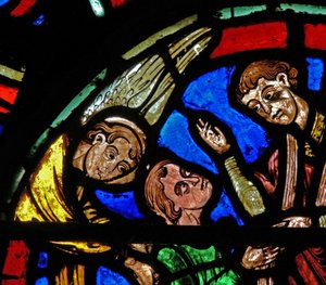 Fenster w4 mit einem Priester, der die Absolution erteilt von French School