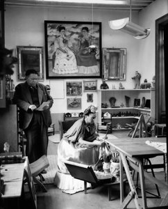 Meksykańscy malarze Frida Kahlo (1907-1954) i Diego Rivera (1886-1957) w swojej pracowni w 1948 r. (zdjęcie czarno-białe) autorstwa Frida Kahlo