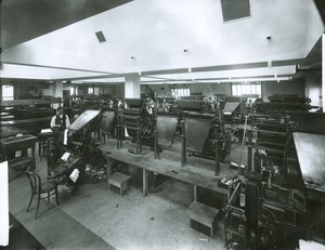 Pokój prasowy "New York Evening Post" (zdjęcie srebrzone żelatyną) autorstwa G.P. Hall und Sohn