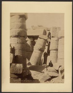 (Karnak) Gd. Świątynia, sala hypostylowa, wnętrze, pochylona kolumna