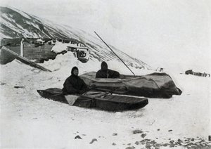 Dwa kajaki na brzegu, c1911, 1913 autorstwa G. Murray Levick