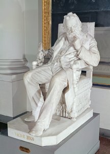 Siedzący posąg Wiktora Hugo (1802-85) (marmur)