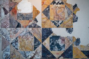 Marmurowy chodnik w opus sectile z rzymskiego pomnika publicznego