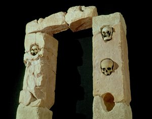 Wejście z czaszkami, z Sanktuarium Roquepertuse, Galii, cywilizacji La Tene II (III-II w. p.n.e.)