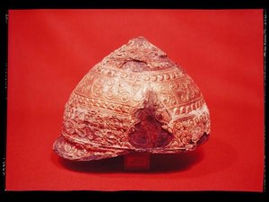 Hełm z Amfreville, Eure, ok. 275-225 pne (brąz, żelazo, złoto i emalia) (patrz także 128301) autorstwa Gaulish