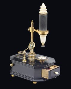 Mikroskop puszkowy złożony, ok. 1775 (drewno, metal i szkło) (patrz również 1113959-61) autorstwa Georg Friedrich Brander