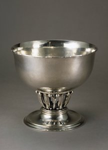 Młotkowana i dłutowana srebrna miska na owoce autorstwa Georg Jensen