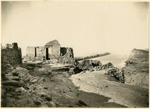 Ruiny świątyni z Nilem w tle, Qasr Ibrim, Egipt, fot. Georg Steindorff, ok. 1930 autorstwa Georg Steindorff