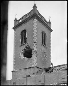 Kościół św. Jana, High Street, Deritend, Birmingham, West Midlands, 1941 r. autorstwa George Bernard Mason