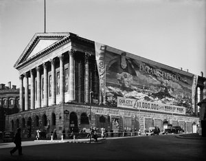Ratusz, Victoria Square, Birmingham, 1941. autorstwa George Bernard Mason