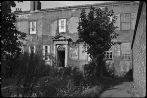 Clarence Hotel, Lead Yard, Darlington, 1942. autorstwa George Bernard Wood