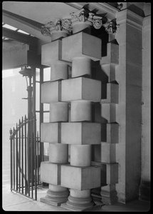 Dwór i dołączone balustrady, High Street, Doncaster, 1942. autorstwa George Bernard Wood