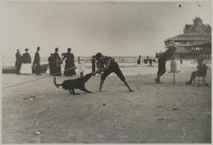 Chłopiec i pies, Iron Pier, Coney Island, Brooklyn, ok. 1885 (drukowana żelatynowo-srebrowa grafika)
