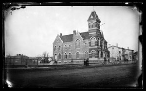 Ratusz, Flatbush, Brooklyn, ok. 1872-87 (negatyw mokry kolodionowy)