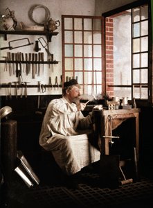 Orfevre w swoim studio, autochrom Georges Henry, t. 1910