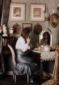 Kobieta z toaletą - autochrom G. Henry, t. 1910