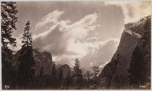 Dolina Yosemite z chmurami
