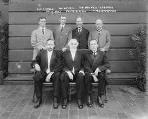 Charles Taze Russell (w środku) z Ernestem Wilsonem V. Kuehnem, generałem Williamem P. Hallem, Robertem B. Maxwellem, J.T.D. Pylesem, dr Leslie W. Jonesem, profesorem F.B. Thompsonem, 1911 r.