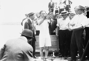 Harry Houdini zostaje zakuty w kajdanki, zanim zostanie przybity do skrzyni i spuszczony do Zatoki Nowojorskiej, 1912 r.