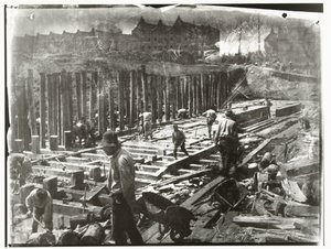 Robotnicy budowlani przy pracy w wykopie przy Van Diemenstraat w Amsterdamie autorstwa George Hendrik Breitner
