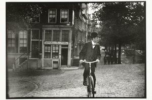 Rowerzysta na Keizersgracht w Amsterdamie autorstwa George Hendrik Breitner