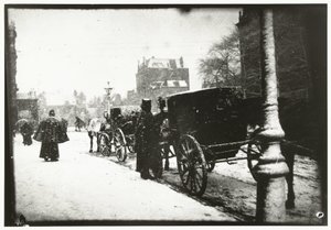 Widok na Leidseplein w Amsterdamie z ruchem powozów w zimowy dzień autorstwa George Hendrik Breitner