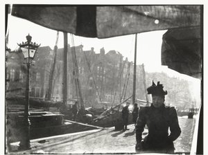 Portret kobiety spacerującej po Prinsengracht w Amsterdamie autorstwa George Hendrik Breitner