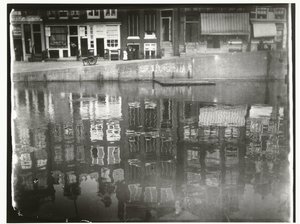 Odbicie domów nad kanałem w wodzie na Singel 377 do 385 w Amsterdamie autorstwa George Hendrik Breitner