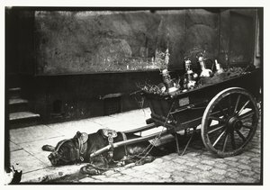 Ciągnięcie psa wyciągniętego przed wóz z autobusami autorstwa George Hendrik Breitner