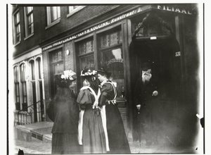 Cztery młode kobiety na ulicy przed salą degustacyjną Koggink na Runstraat w Amsterdamie autorstwa George Hendrik Breitner