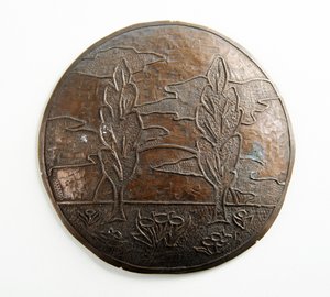 Wypukła tablica z drzewami, chmurkami i kwiatami (metalowa) autorstwa George James Frampton