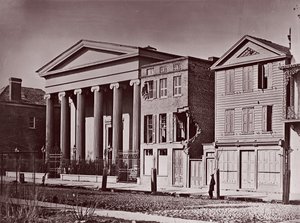 Hibernian Hall, Charleston, ca. 1864. autorstwa George N. Barnard