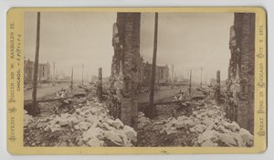 Stereogram przedstawiający ulicę Washington Street z rogu ulicy LaSalle patrzącej na wschód po pożarze Chicago w latach 1871 i 1871 (zdjęcie czarno-białe na uchwycie karty)