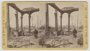 Stereogram mężczyzny schładzającego sejf wśród ruin po pożarze Chicago z 1871, 1871 (bw zdjęcie na uchwycie na kartę)