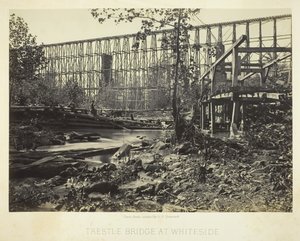 Trestle Bridge w Whiteside, 1864. autorstwa George N. Barnard