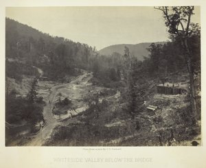 Whiteside Valley poniżej mostu autorstwa George N. Barnard