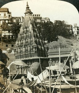 Świątynie nad brzegiem Gangesu, Benares, Indie, ok. 1909. autorstwa George Rose