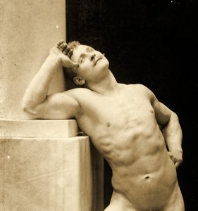 Eugen Sandow, w klasycznej starożytnej pozie grecko-rzymskiej, ok. 1894 r.