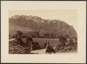 Zamek w Edynburgu widziany z ogrodów przy West Princes Street