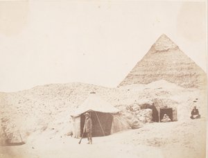 Fotograf przed swoim namiotem na miejscu piramidy Chefrena Chefrena, 1851.