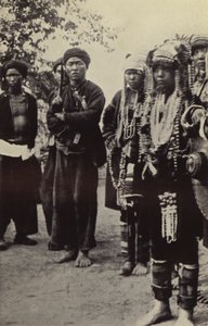 Birma: Akha mężczyźni z kobietami we wszystkich strojach (zdjęcie czarno-białe) autorstwa Georges Bertin Scott